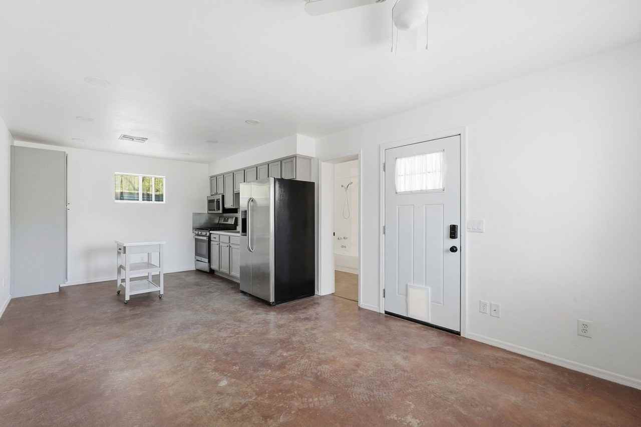 1226 E Elm St - Photo 5 of 23