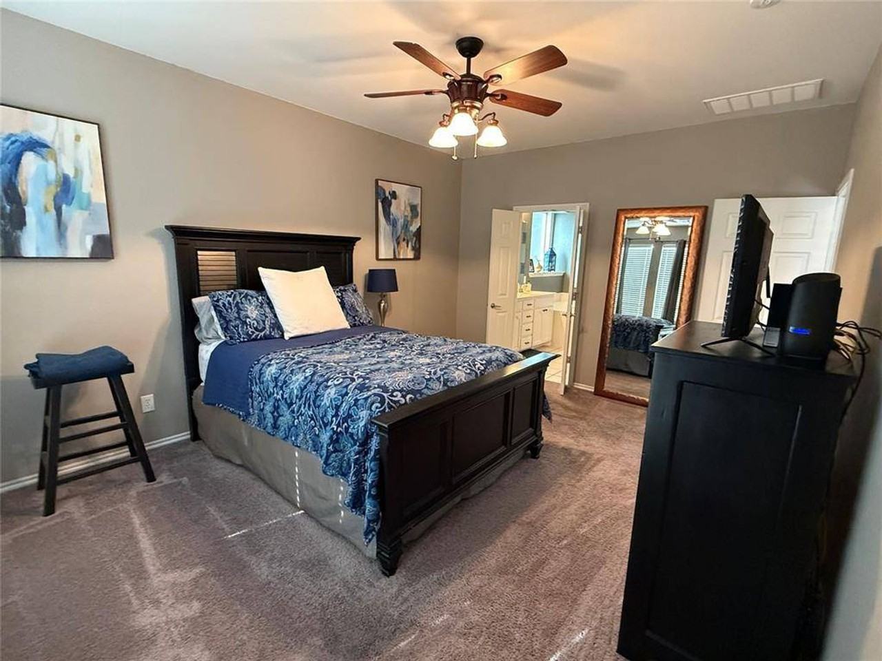9524 Navarro St - Photo 4 of 15
