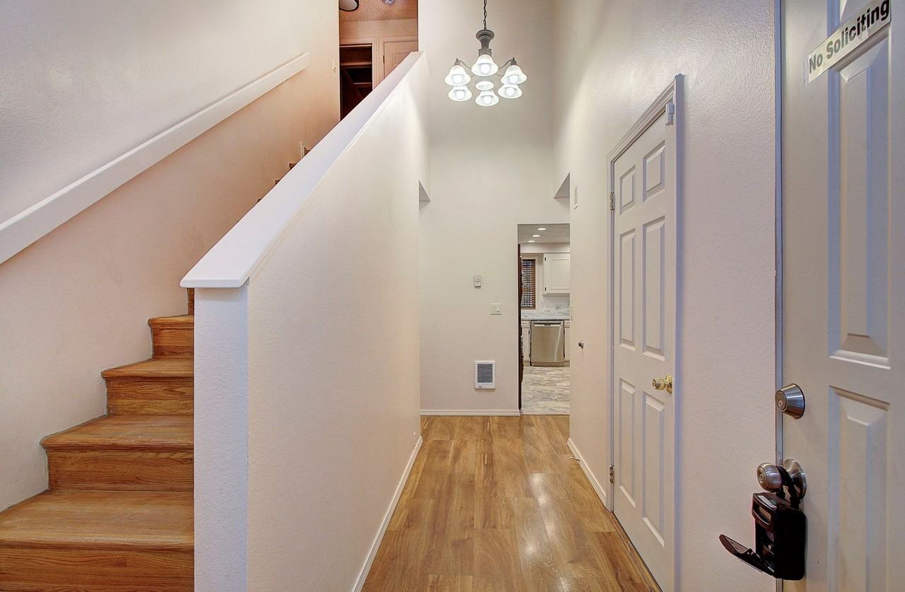12709 Ne 5th St - Photo 5 of 29
