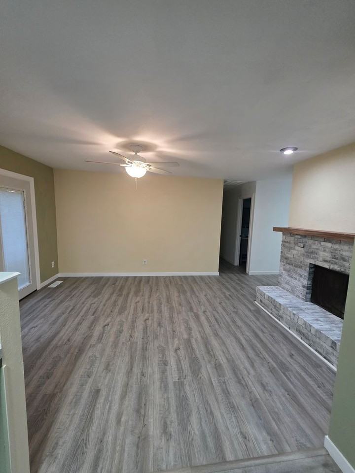 2318 Hackberry Ct - Photo 2 of 13