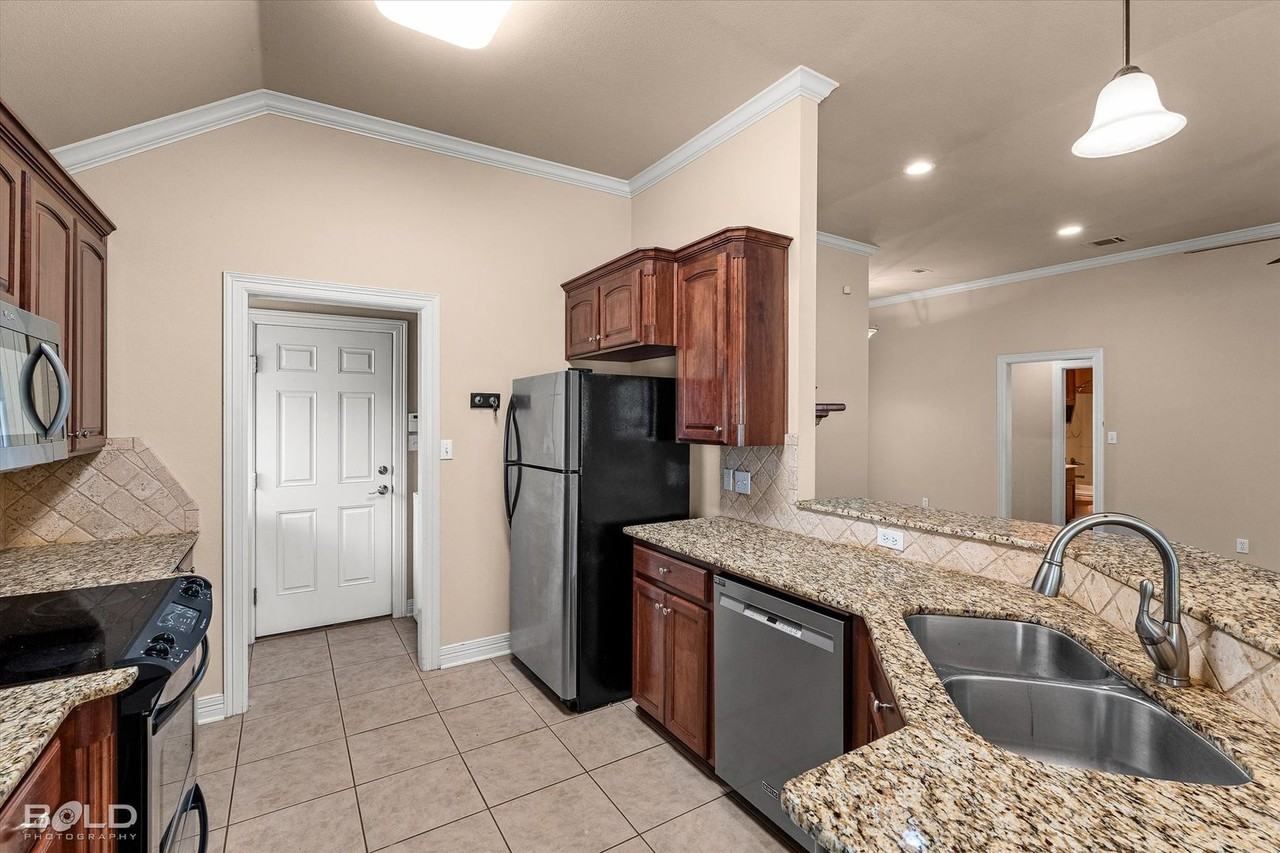 126 Satinwood Cir - Photo 7 of 20