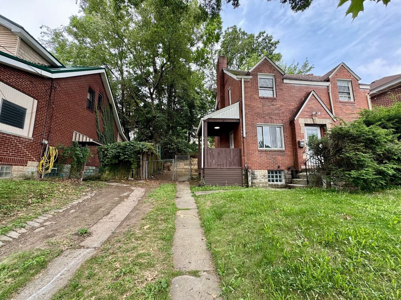 2432 Starkamp St - Photo 4 of 50