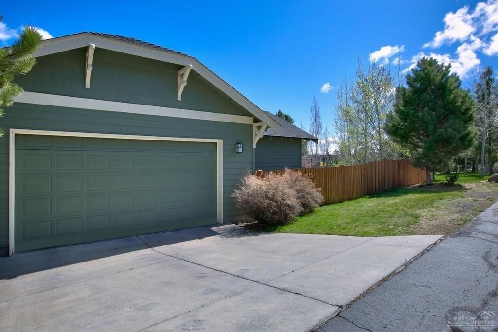 3027 Nw Merchant Way - Photo 2 of 18