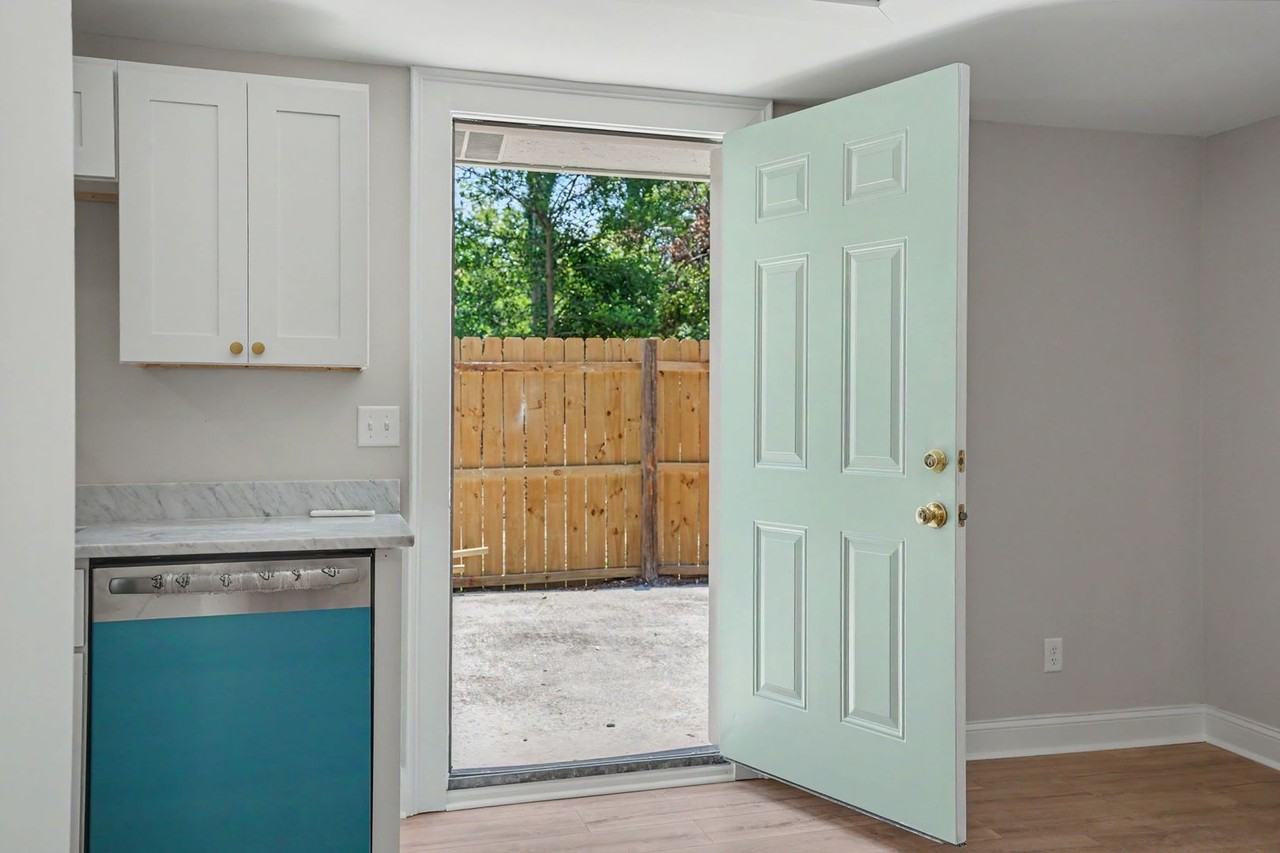 705 E 32nd St - Photo 5 of 50