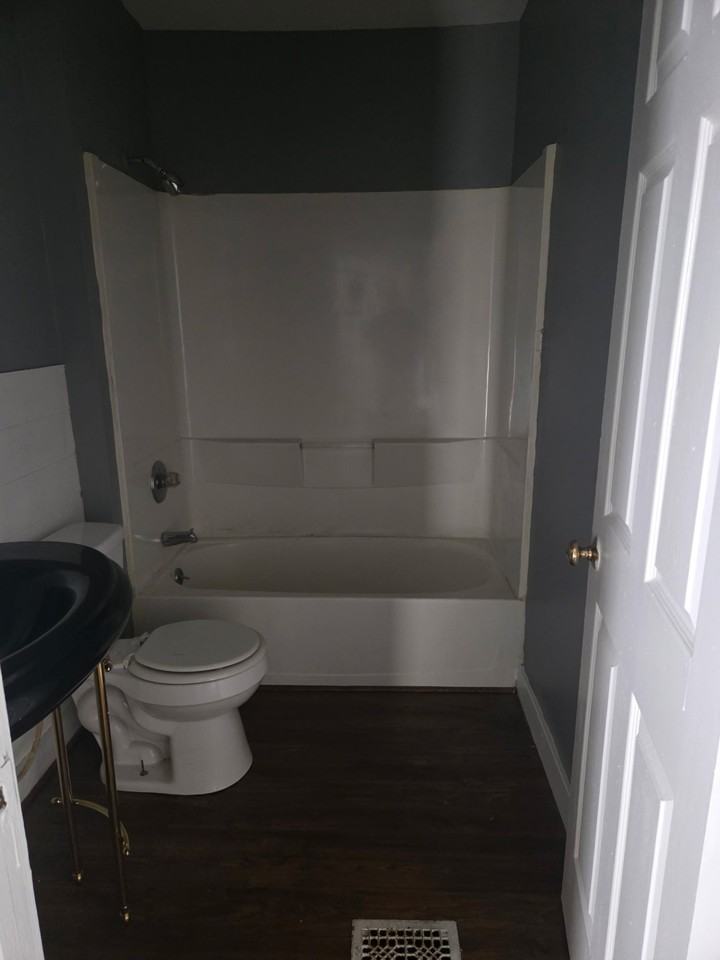 704 E La Salle St #1 - Photo 5 of 9