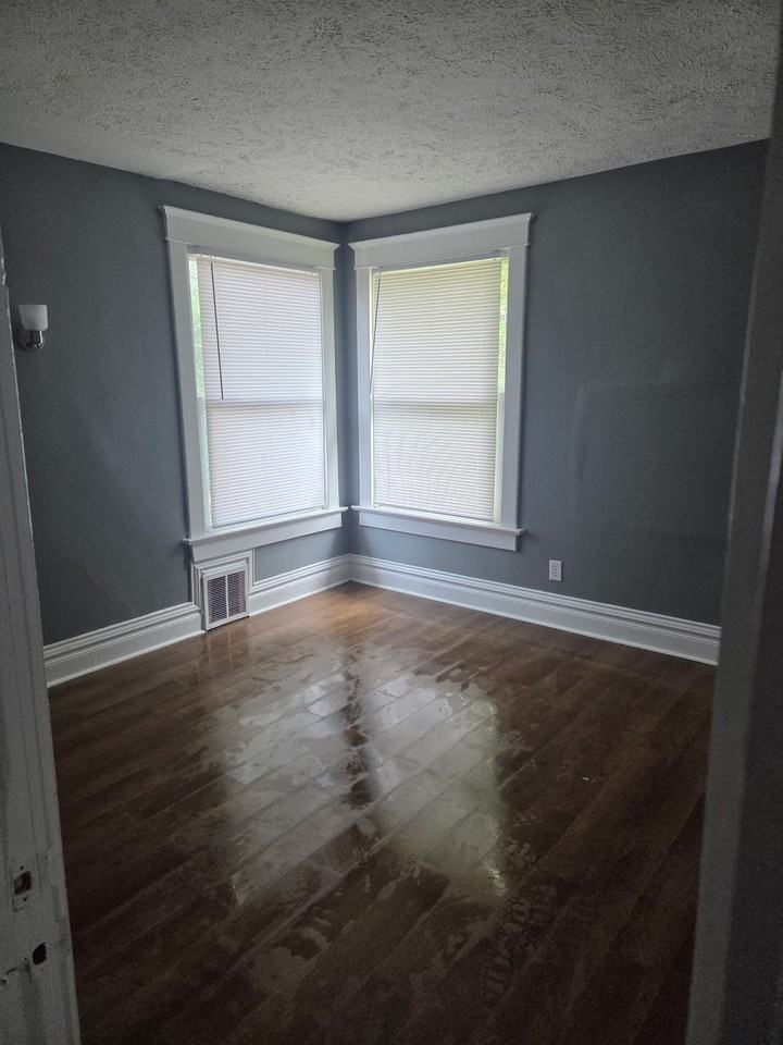 704 E La Salle St #1 - Photo 6 of 9