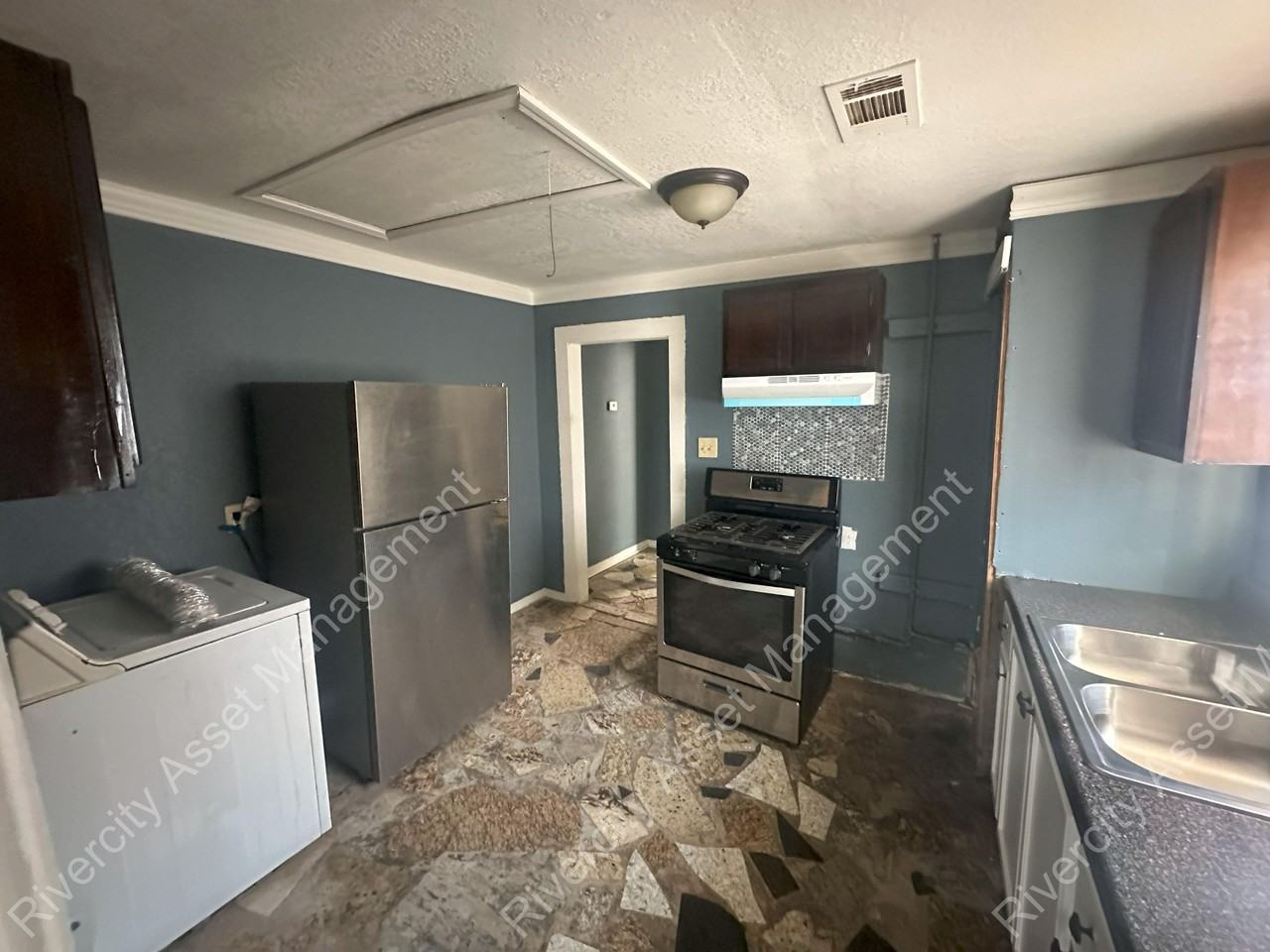 2196 Lyon Ave #2196 - Photo 3 of 6