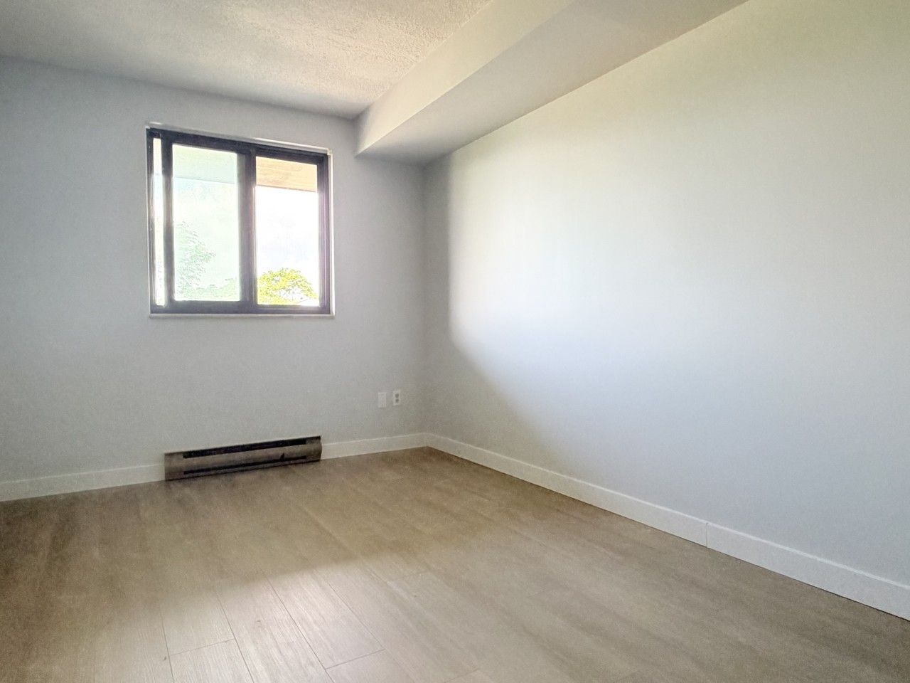 1653 Ouellette Ave #402 - Photo 7 of 10
