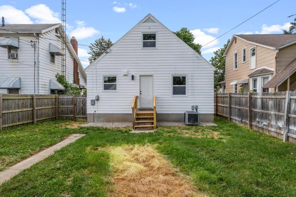1210 Arbor Ave - Photo 4 of 30