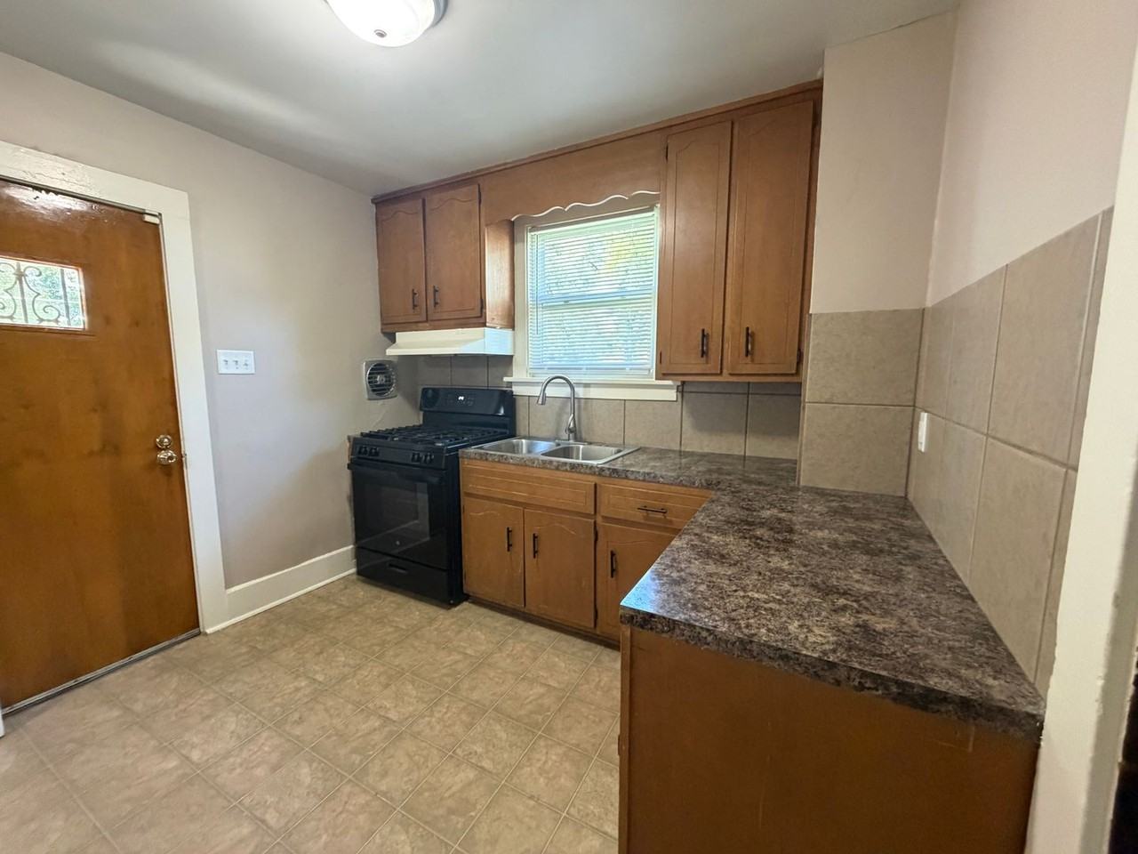 3406 Robinwood Dr - Photo 4 of 11