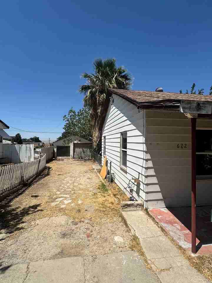 622 E St - Photo 2 of 9