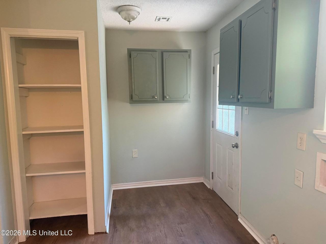 4056 Fifth St - Photo 4 of 12
