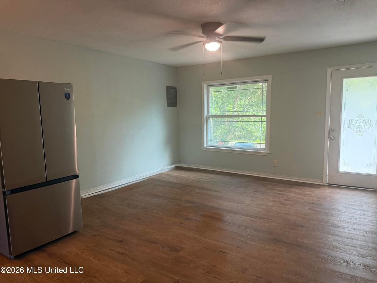 4056 Fifth St - Photo 5 of 12