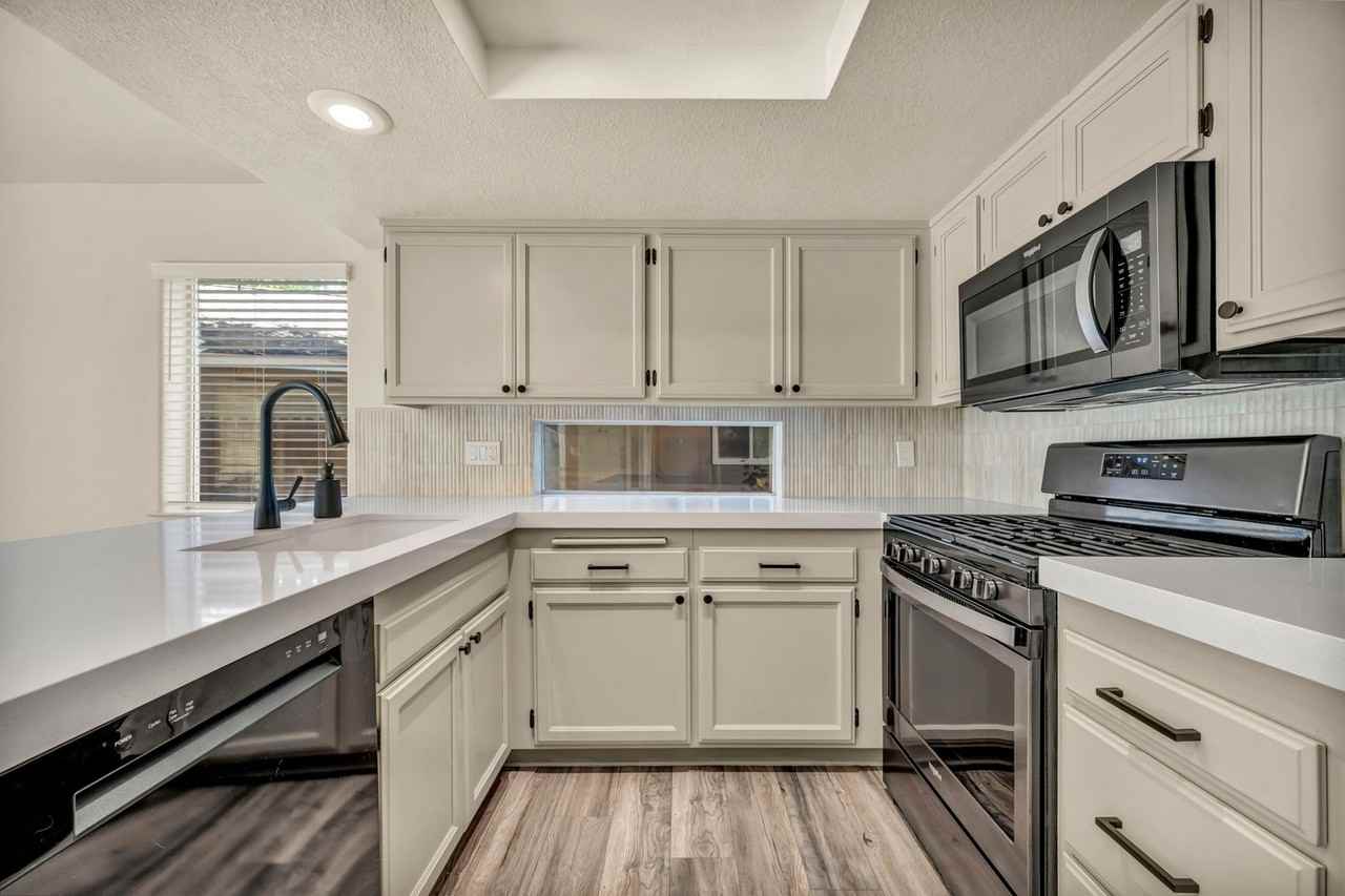 7554 Wheeldale Cir - Photo 4 of 39