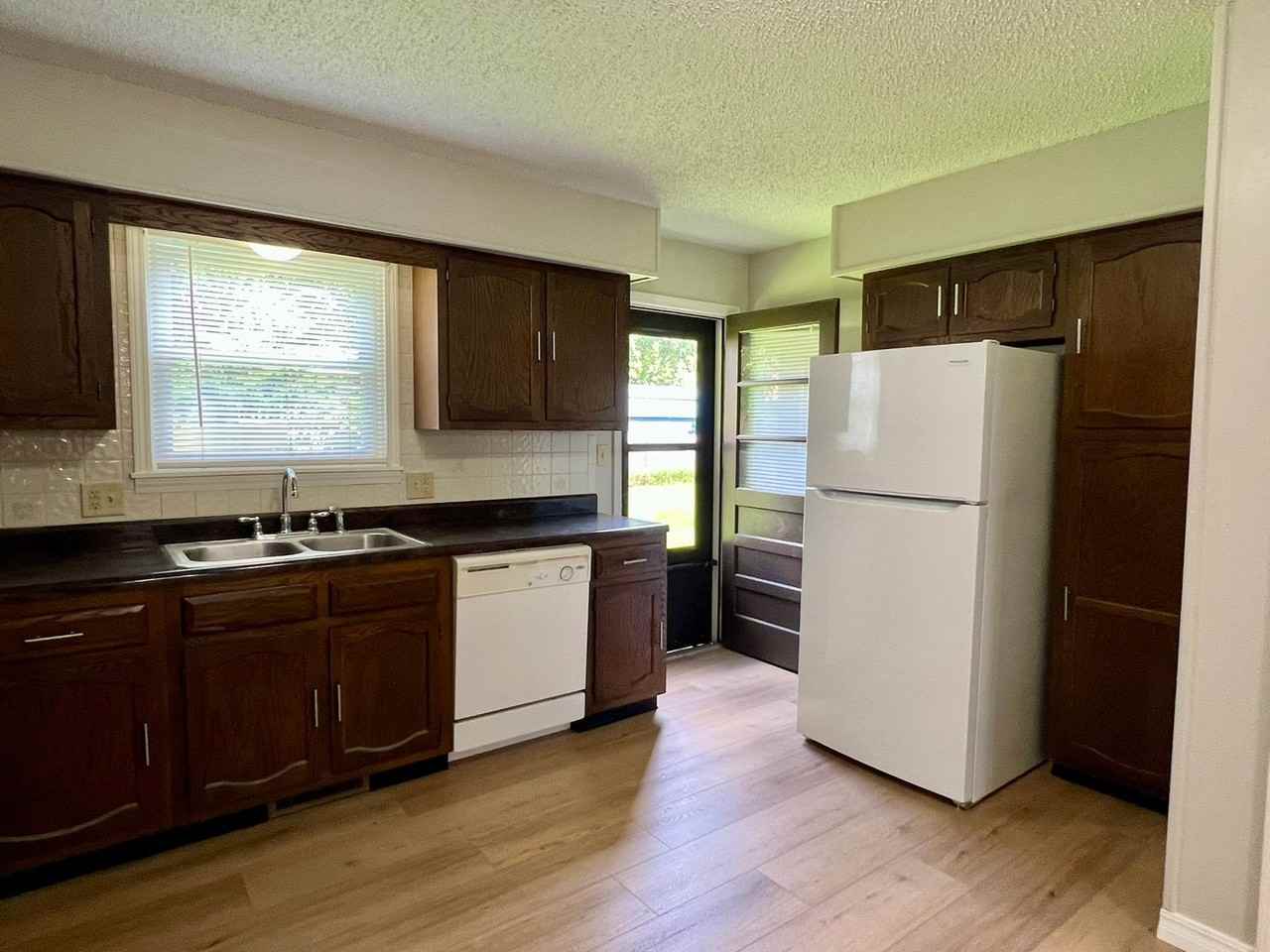 903 E Cambridge St - Photo 6 of 15