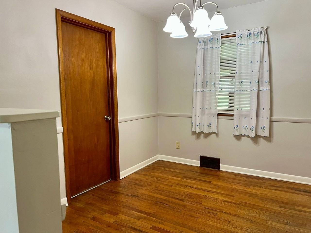 1860 S Robberson Ave - Photo 3 of 12