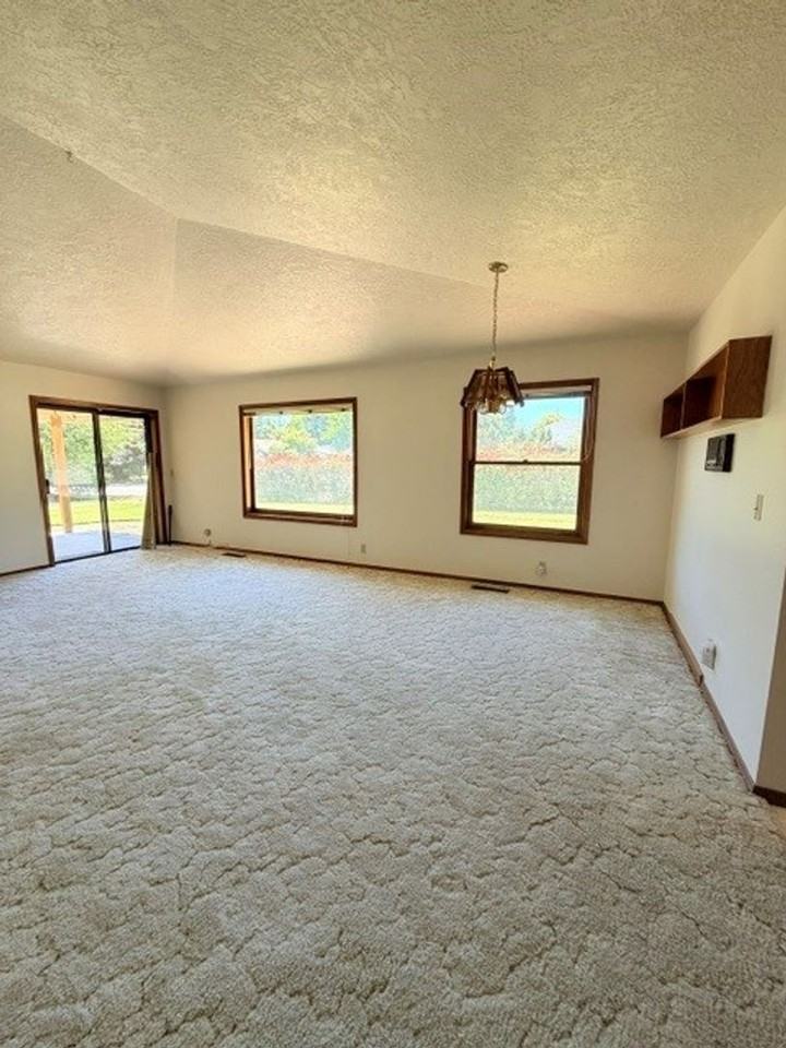 751 Catron St N - Photo 4 of 33