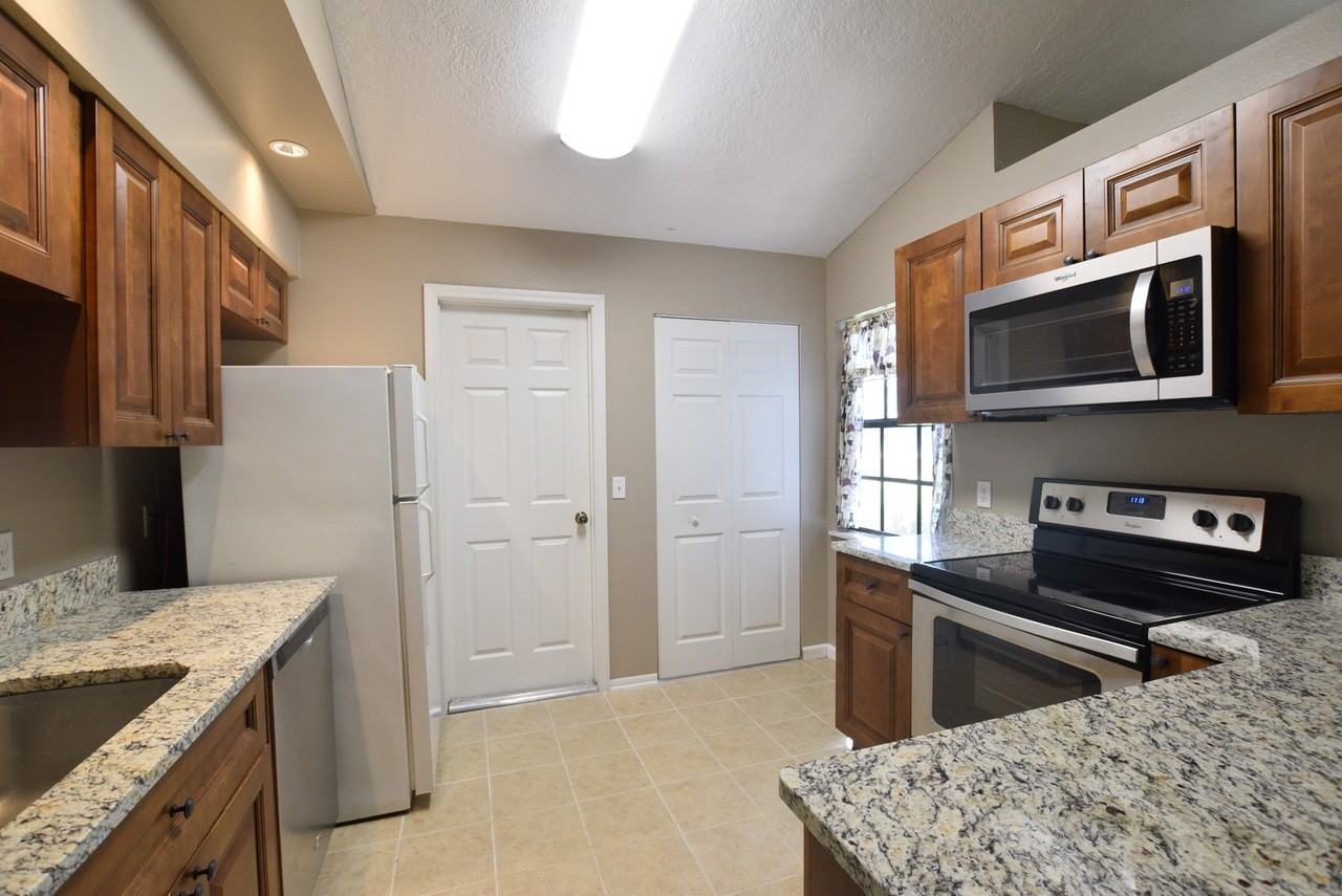 870 Farrington Dr - Photo 6 of 14