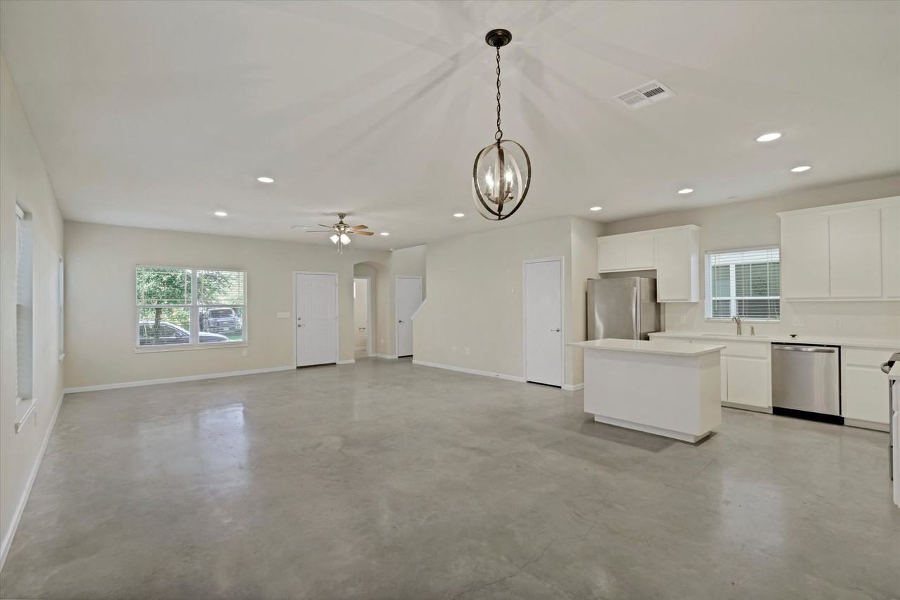 213 Grange St - Photo 4 of 20