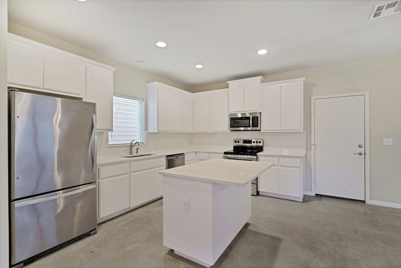 213 Grange St - Photo 5 of 20