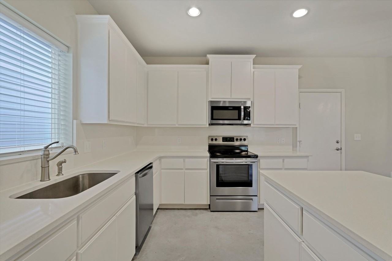 213 Grange St - Photo 6 of 20