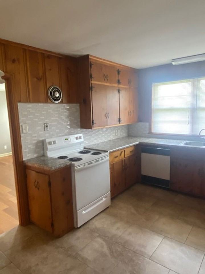 1211 Eugene St - Photo 4 of 20