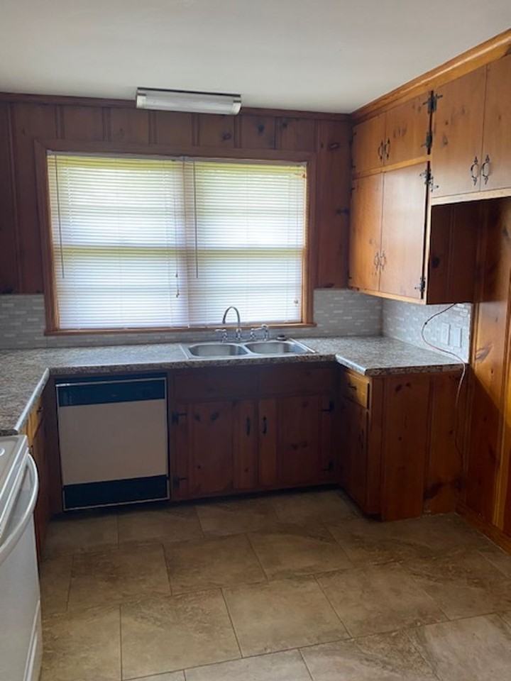 1211 Eugene St - Photo 5 of 20
