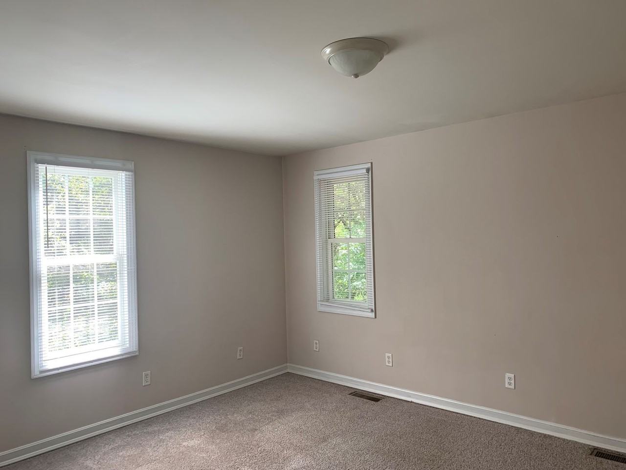 2219 Poplar St - Photo 5 of 10