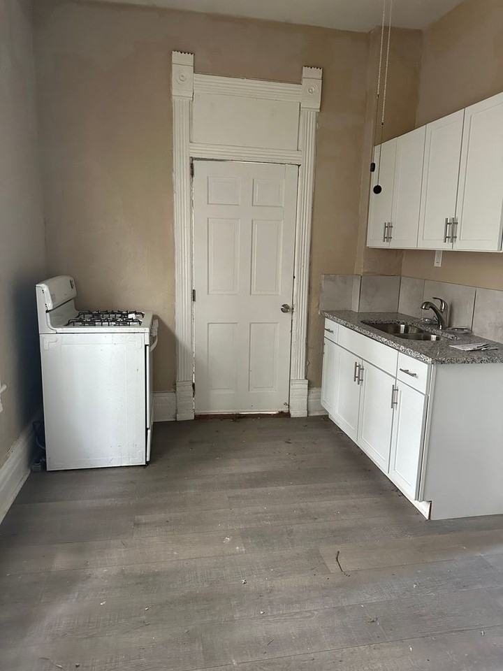 814 Elmwood Ave - Photo 5 of 16