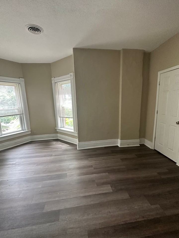 814 Elmwood Ave - Photo 7 of 16