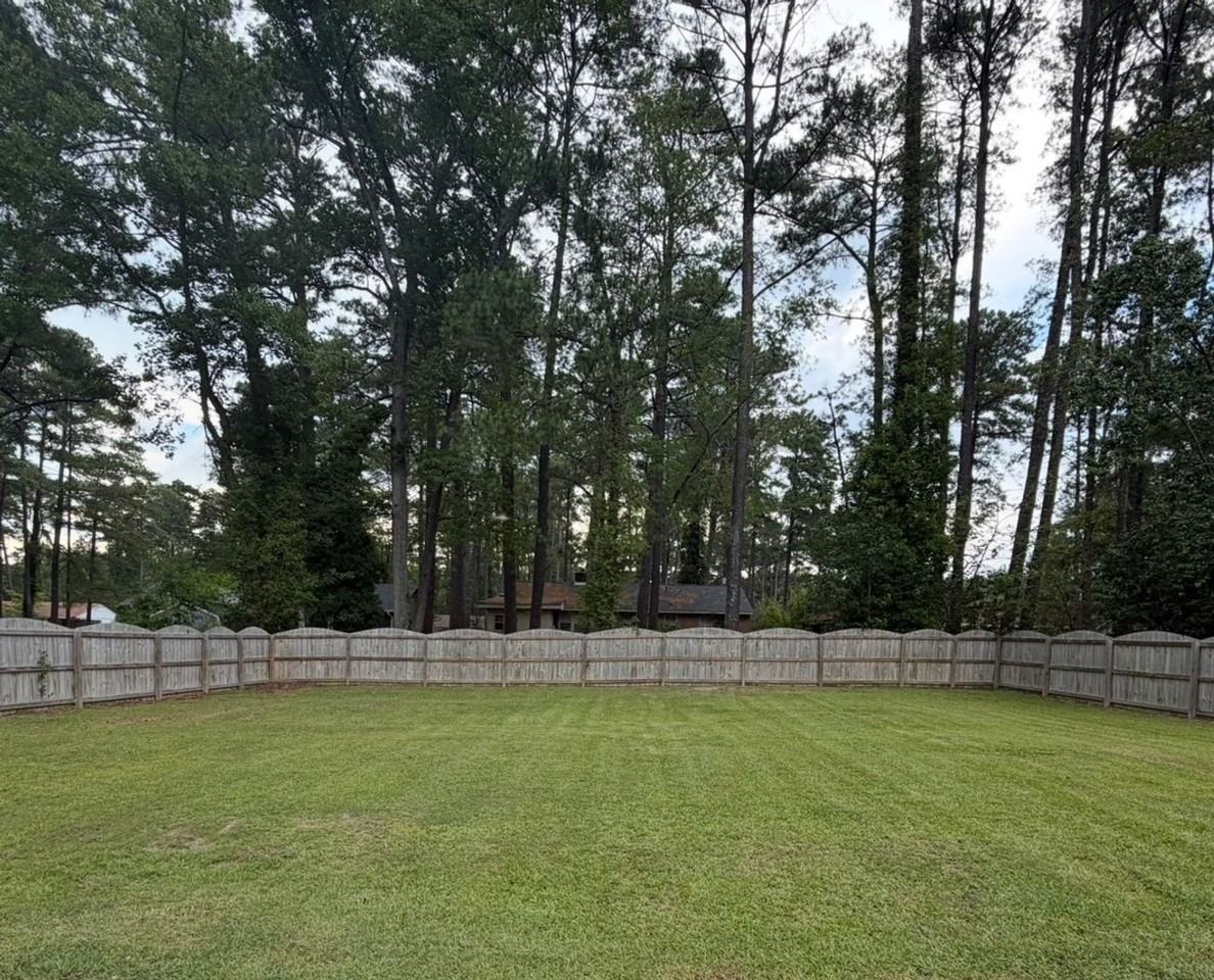 1904 Windsor Dr - Photo 4 of 18