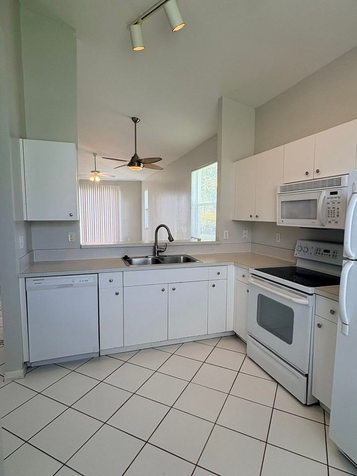 3619 Pine Oak Cir #108 - Photo 4 of 28