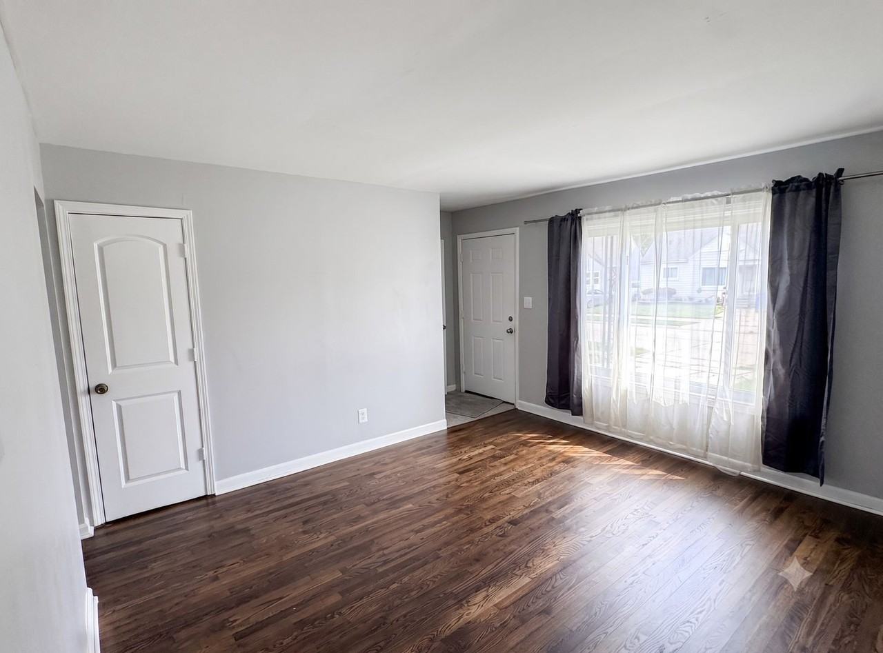 24644 Lauren Ave - Photo 3 of 14