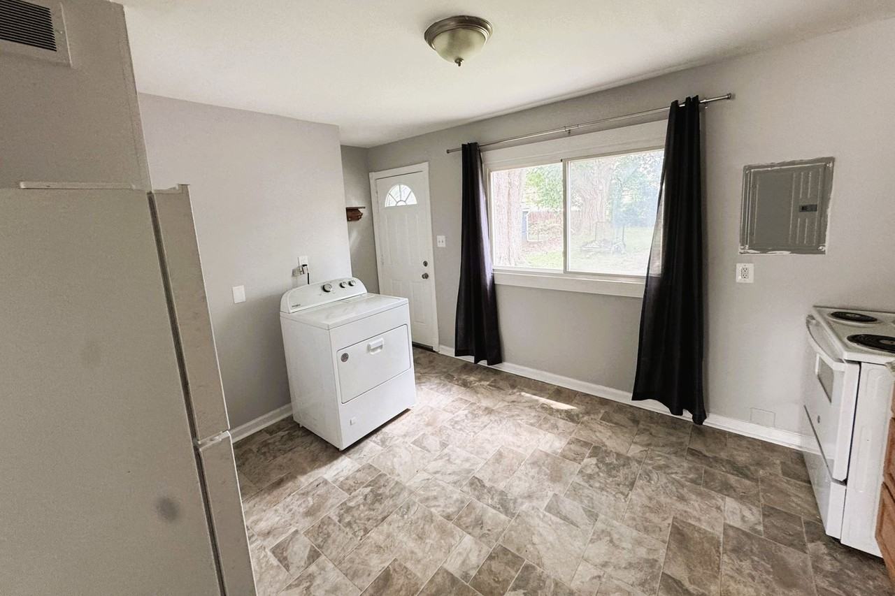24644 Lauren Ave - Photo 5 of 14
