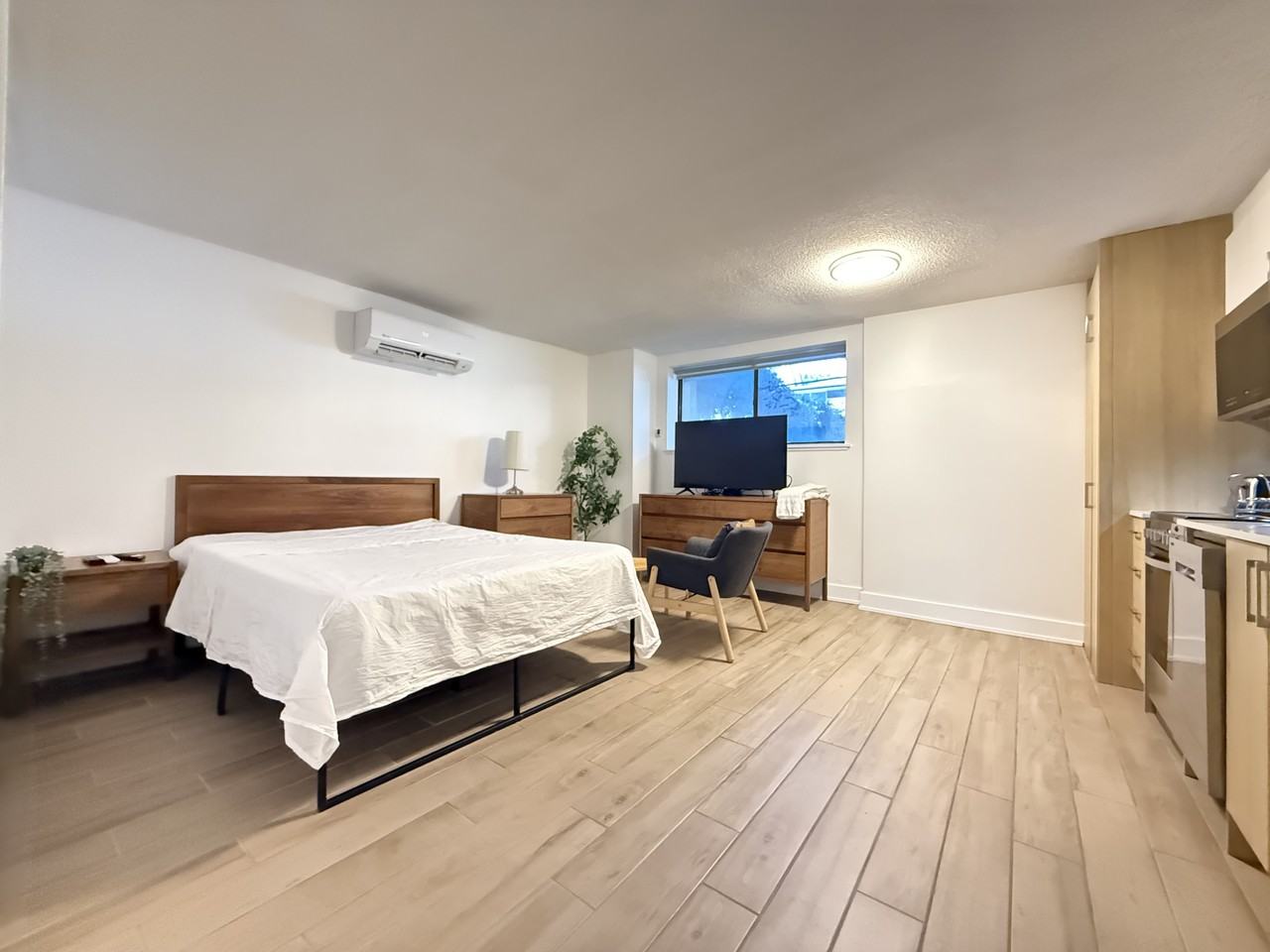 160 Dowling Ave - Photo 3 of 10