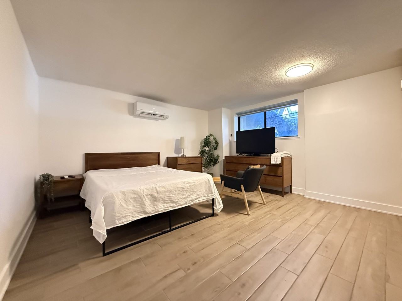 160 Dowling Ave - Photo 4 of 10