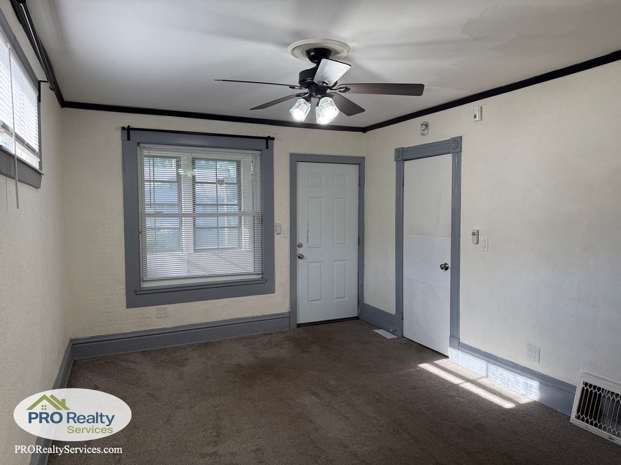 1015 Charles Ave - Photo 3 of 19