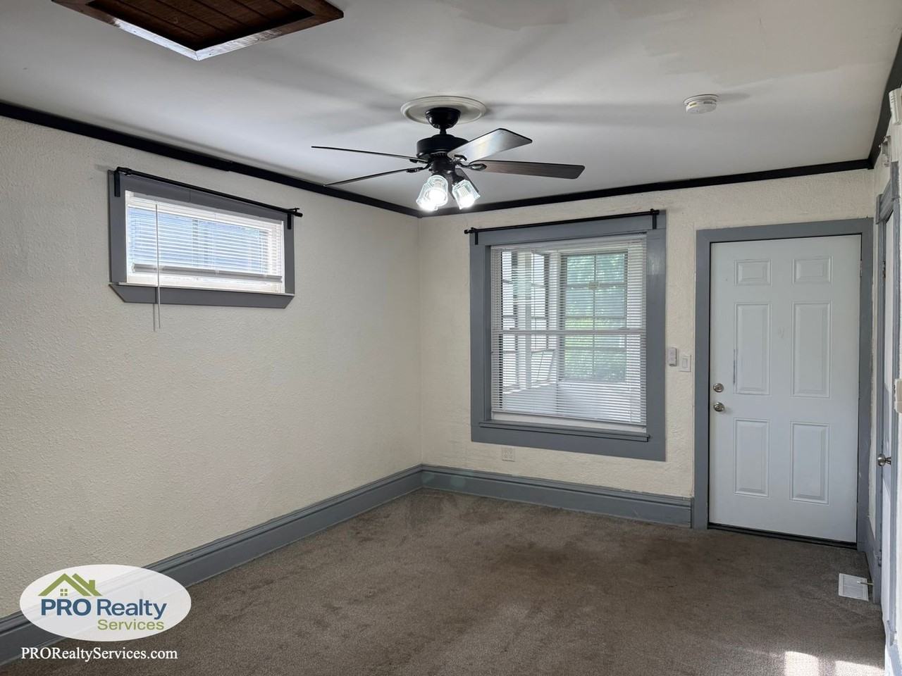 1015 Charles Ave - Photo 4 of 19