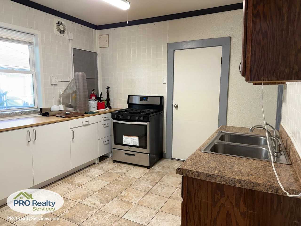 1015 Charles Ave - Photo 7 of 19