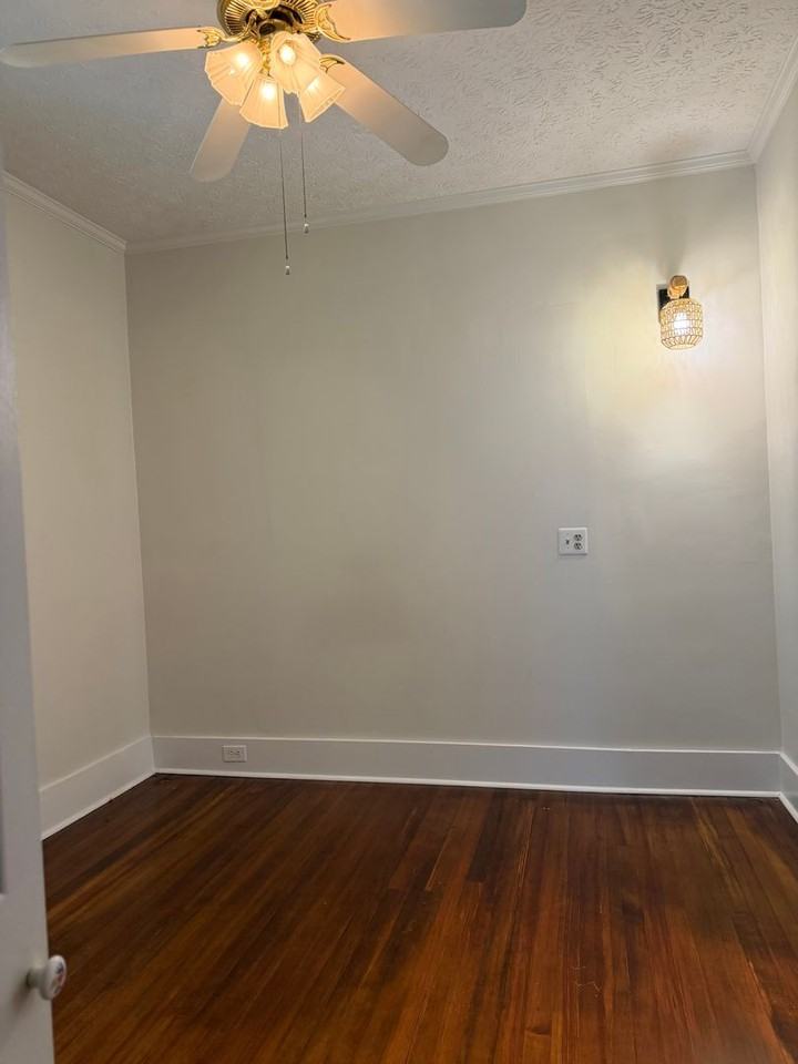 305 Sussex St - Photo 3 of 9