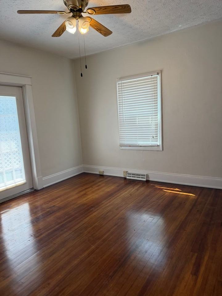 305 Sussex St - Photo 5 of 9