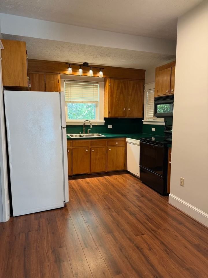 305 Sussex St - Photo 6 of 9