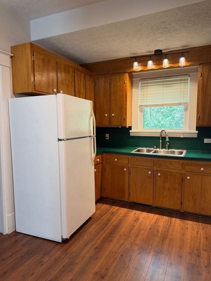 305 Sussex St - Photo 7 of 9