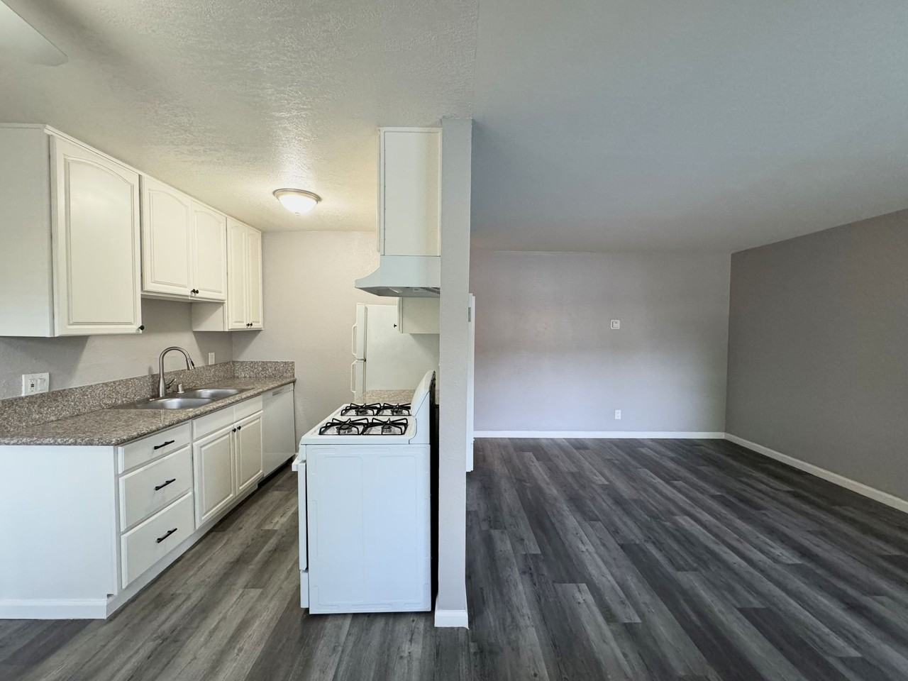 Oak Plaza Apartments - Photo 3 of 45