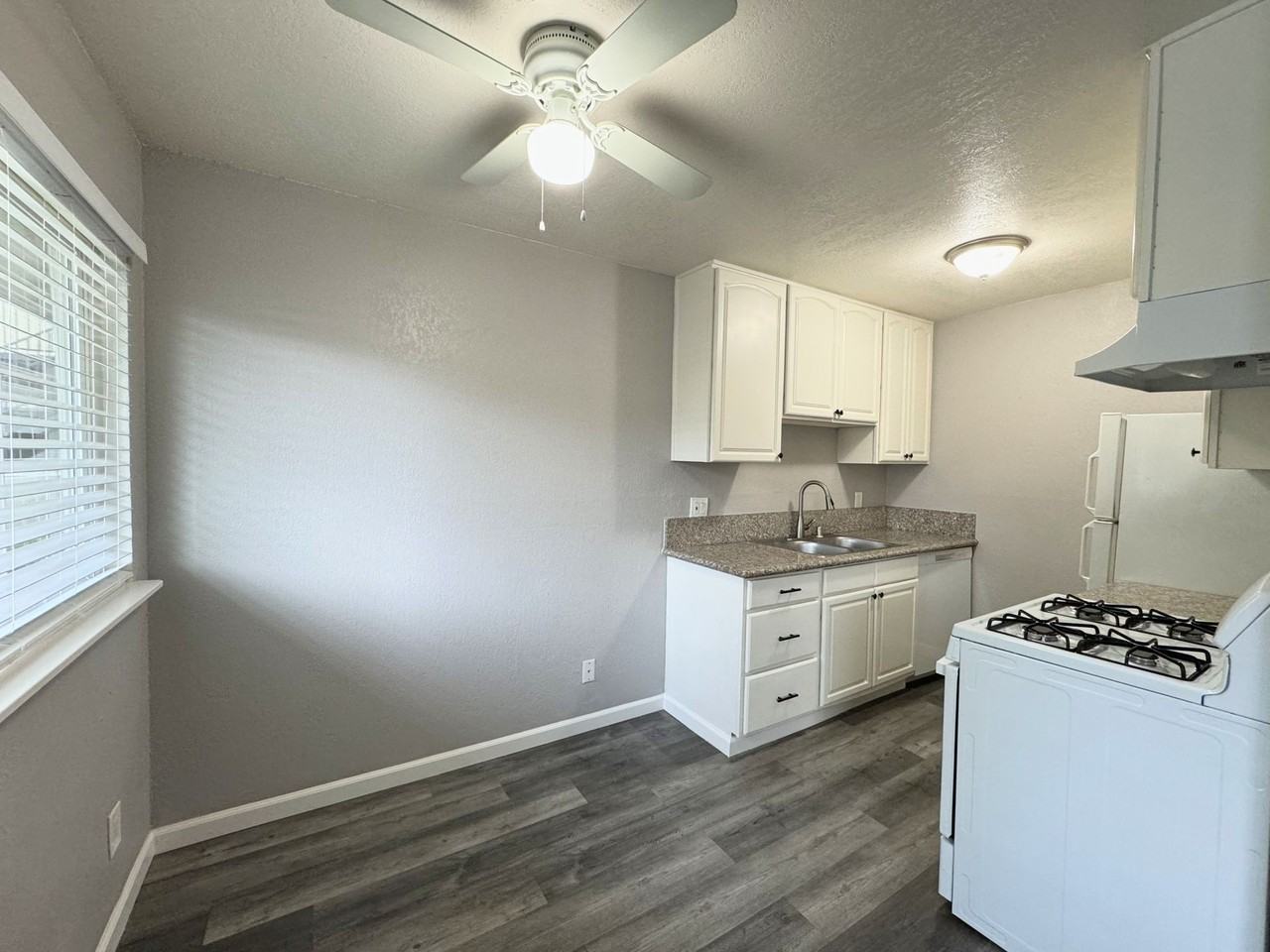 Oak Plaza Apartments - Photo 4 of 45