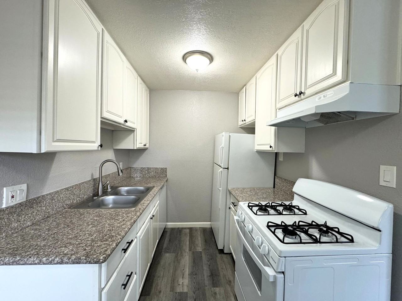 Oak Plaza Apartments - Photo 5 of 45