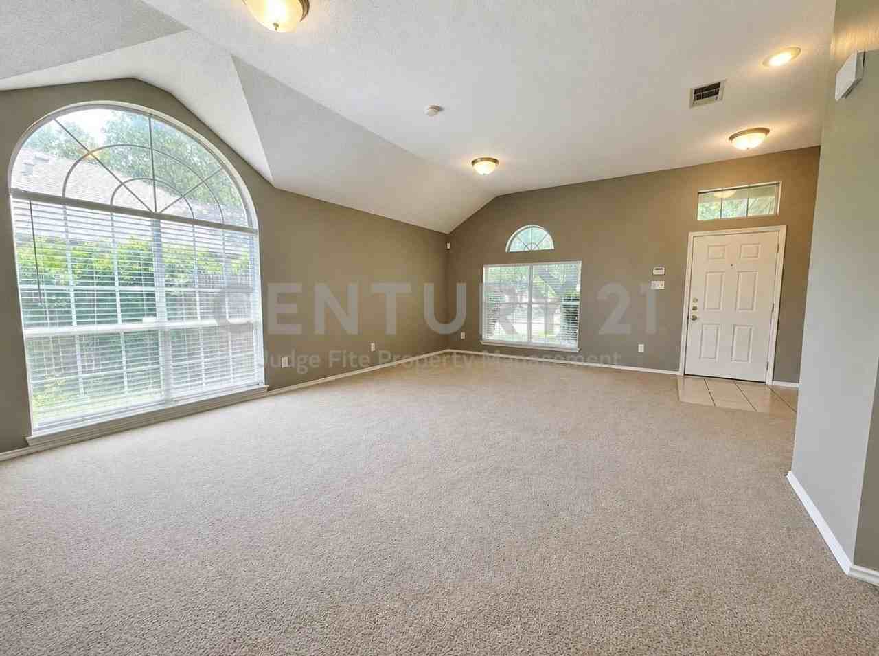 7700 Glenoaks Dr - Photo 2 of 22
