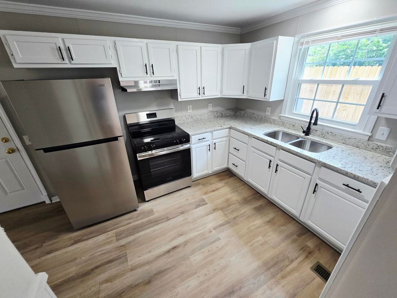 728 Tucker St - Photo 4 of 16