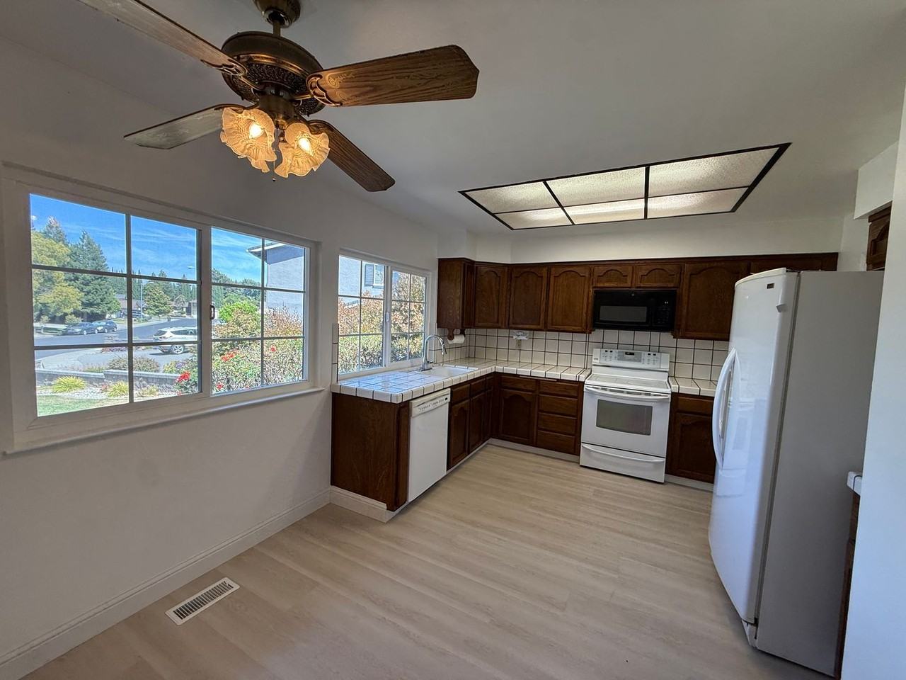 3537 Augusta Ct - Photo 5 of 16