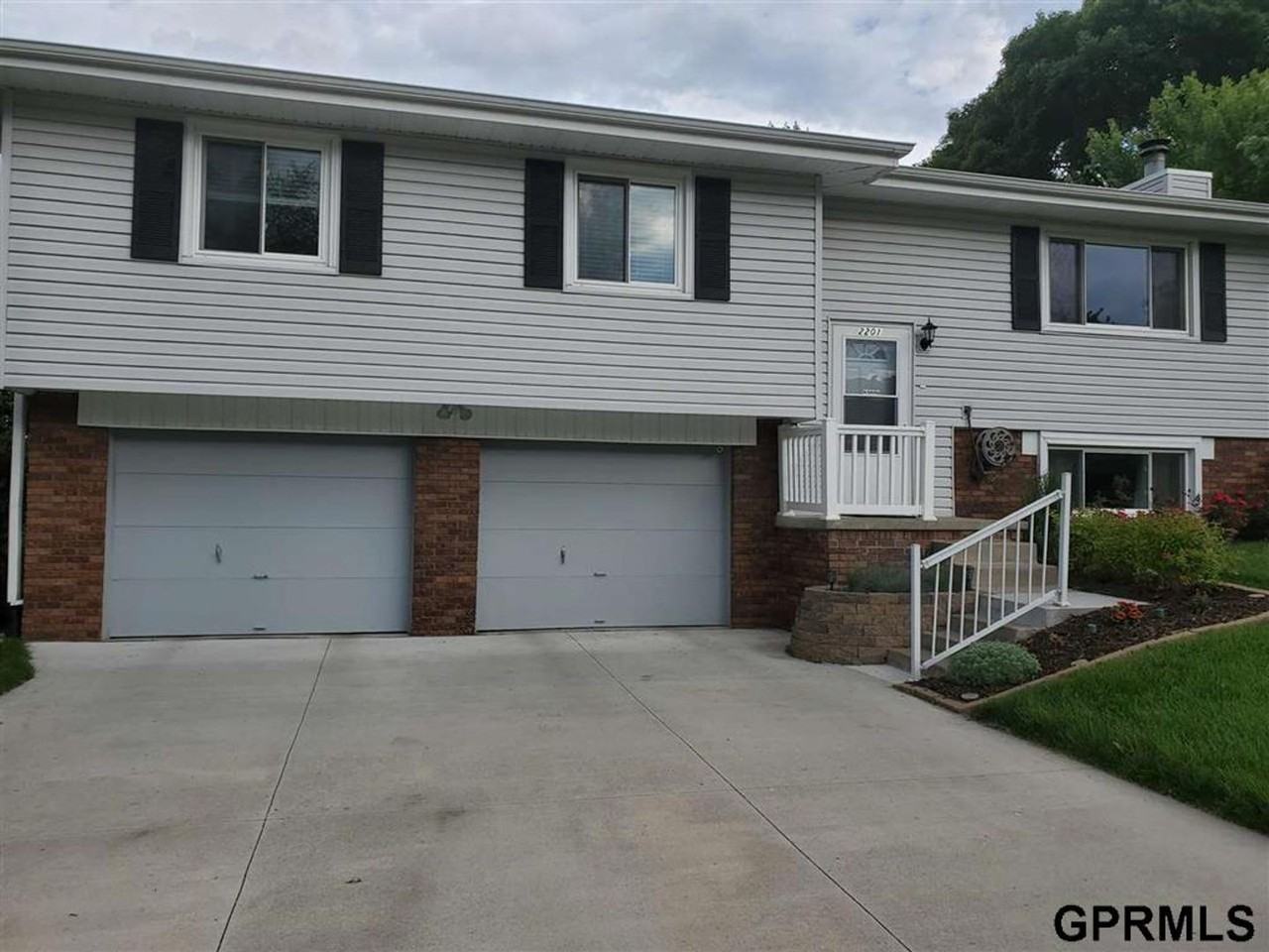 2201 Scarborough Dr - Photo 2 of 22